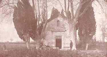 Vue de la chapelle de Grabet sur le tombeau de martyres.